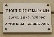 plaque avec inscription fixée sur un mur