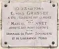 Plaque au no 9 inaugurée le 18 mai 1946, rendant hommage à Edmond Grasset, assassiné par la Milice le 8 mai 1944 et à Marcel Bonnet, arrêté et déporté.