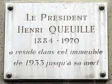 Plaque au n°100.