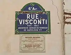 Plaque au croisement avec la rue de Seine, en hommage au poète hongrois Istvan Keszei (hu).