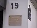 Plaque commémorative de la mort de Jean Genet au no 19.