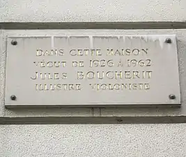 Plaque au no 8.