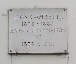Plaque au no 7 en hommage à Léon Gambetta.