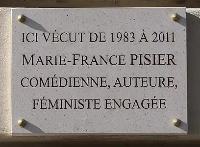 Plaque au no 26 en hommage à Marie-France Pisier.