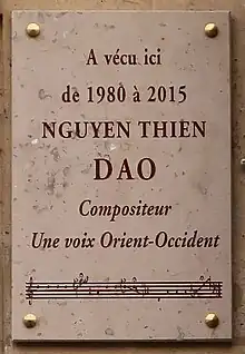 Plaque rendant hommage à Nguyen Thien Dao au no 28 de la rue.