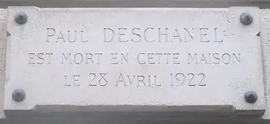 Plaque au no 10.