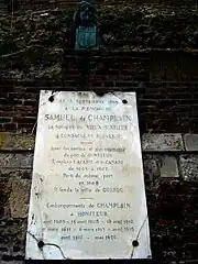 Plaque commémorative des départs de Champlain dans le port de Honfleur.