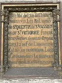 Plaque de bronze gravée et incrustée dans un mur en pierre