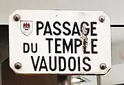 Plaque de rue portant la trace du temple vaudois, désaffecté depuis 1939.