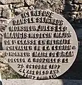 Plaque visible sur la tombe de Jules Maugis, située dans l'ancien cimetière.