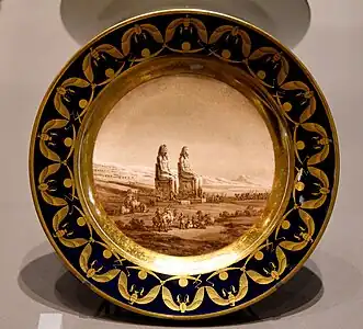 Assiette du service égyptien : Statues des colosses de Memnon à Louxor, Égypte.Londres, Victoria and Albert Museum.