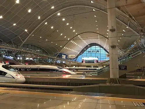 La gare de Wuhan dispose de 20 voies pour accueillir les trains à grande vitesse.