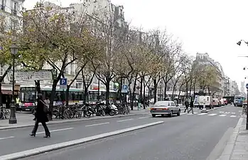 Le début de la rue de Rivoli depuis l’angle de la rue de Sévigné.