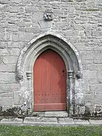 La porte méridionale en arc brisé (XVe siècle).