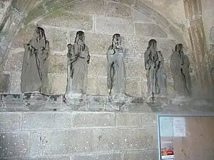 L'église paroissiale Saint-Néventer, les six autres statues du porche.