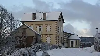 Mairie et salle des fêtes au nord de la route de Champrobert.