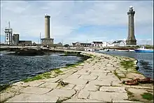 De gauche à droite, le sémaphore, la « vieille tour », la chapelle Saint-Pierre, le « vieux phare », l'abri du Papa Poydenot (rose saumon) et le phare d'Eckmühl.