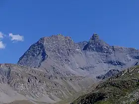 La pointe du Vallonnet à gauche et le Grand roc Noir à droite vus depuis le vallon de la Leisse le nord-ouest en août 2022.