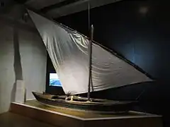 Barquet Albuferenc, petite embarcation à voile latine typique de l'Albufera dans la région valencienne, exposée au musée des Civilisations de l'Europe et de la Méditerranée de Marseille