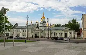 Le monastère depuis la Place de la Constitution.