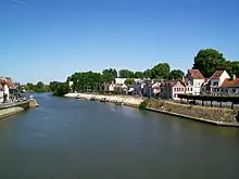 Vue d'une rivière et de ses quais