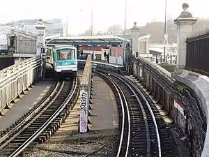 Un métro quitte la stationQuai de la Rapée en direction de Bastille.