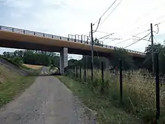 Pont de la route départementale 67 passant au-dessus de la ligne