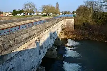 Pont-canal de Saint-Florentin (Yonne) juste avant la confluence de l'Armance avec l'Armançon.
