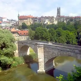 Le pont de Saint-Jean avec le quartier du Bourg et la cathédrale Saint-Nicolas au 2e plan.