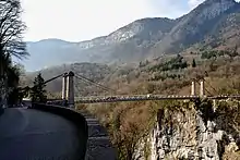 Les Bauges et le pont de l'Abîme au-dessus du Chéran
