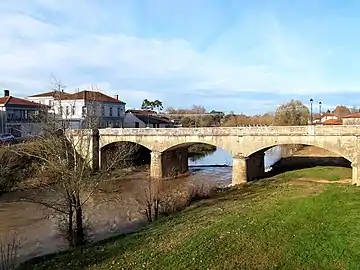 Pont des jumeaux Navarre (Pierre Navarre et Jean Navarre) à Tartas, reliant ville haute et ville basse