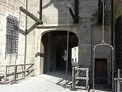 Les deux ponts-levis.