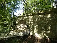 Pont à Fouchères. Porte la voie d'accès au Château de Vaux.