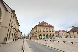 La mairie de Pontarlier et la place d'Arçon.