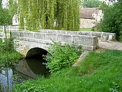 Pontarmé (60), pont sur la Thève près du château