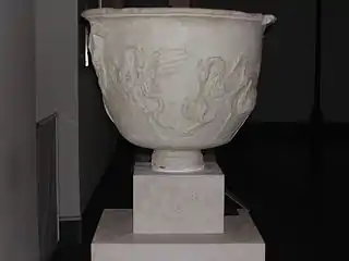 Cratère en marbre orné d'une grue et de serpents