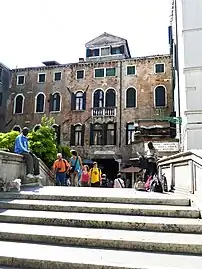 Ponte Giovanni Andrea Della Croce; Il relie le Sotoportego de Siora Bettina et le Campo San Cassiano