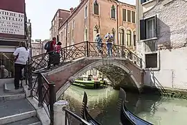 ponte de la Guerra reliant le campo et calle éponymes