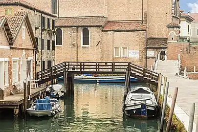 Ponte de la Madona reliant la Calle de la Madona à l'église Santa Maria Maggiore (it)