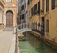 ponte de le Scuole reliant Fondamenta de le Scuole et Calle del Frutariol