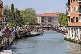 Ponte dei Tre Ponti reliant le Campo éponyme à la  fondamenta del Magazen
