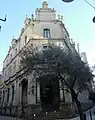 Edificio de Correos na rúa coa oliveira diante