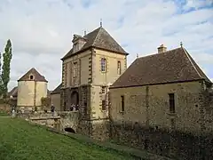 Le châtelet entouré de ses douves.