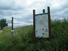 Panneau sur la piste cyclable à Morlay.