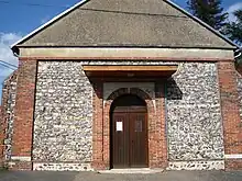 Porche d'entrée du temple protestant de Marsauceux.