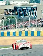 … entre dans la chicane Dunlop.