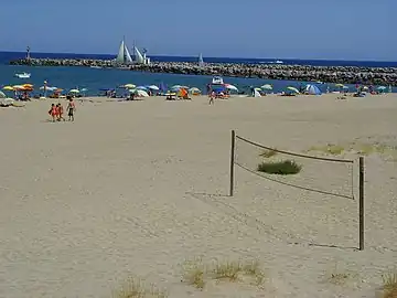 Des adolescents sur une plage naturiste à Port Leucate en 2006.