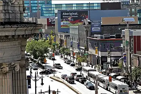 Vue sur l'avenue Portage (en anglais : Portage Avenue).