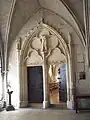 Portail de la chapelle d'hiver du cloître, ancienne salle capitulaire.