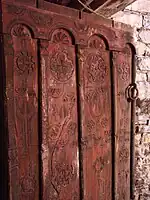 Porte de bois gravée.